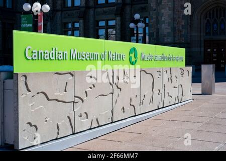 Ottawa, Ontario, Kanada - 20. März 2021: Das Schild am Eingang des Canadian Museum of Nature. Stockfoto
