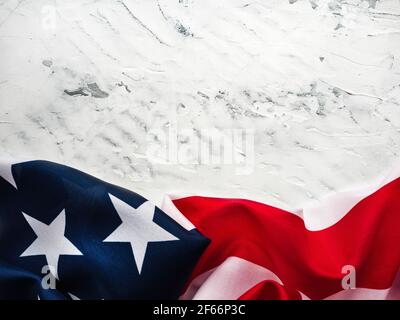 Amerikanische Flagge liegt auf einem leeren Tisch. Platz für Ihre Inschrift. Wunderschöne Karte. Nahaufnahme, Ansicht von oben. Nationales Urlaubskonzept. Herzlichen Glückwunsch Stockfoto