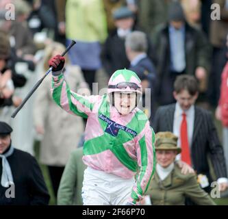 CHELTENHAM 2008 1st TAG. 11/3/2008. DIE SCHLUMFIT KAPPA CHAMPION HÜRDE. ROBERT THORNTON ÜBER KATCHIT NACH DEM SIEG. BILD DAVID ASHDOWN Stockfoto