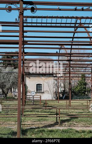 Alte Schlachthof-Struktur mit rostigen Eisen Dekorationen (EX MACELLO MONZA) italien, lombardei Stockfoto