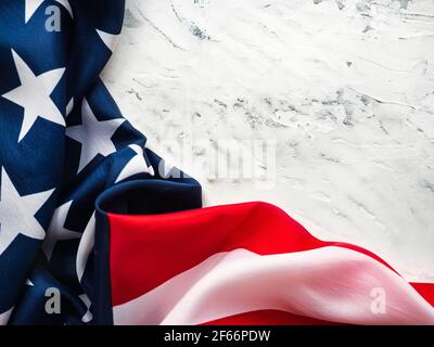 Amerikanische Flagge liegt auf einem leeren Tisch. Platz für Ihre Inschrift. Wunderschöne Karte. Nahaufnahme, Ansicht von oben. Nationales Urlaubskonzept. Herzlichen Glückwunsch Stockfoto