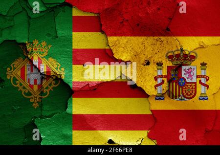 Flaggen von Castellon de la Plana und Spanien bemalt Rissige Wand Stockfoto