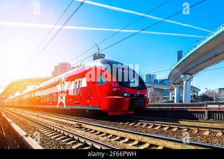 Moskau, Russland - 24. März 2021: Passagierzug aeroexpress auf der Strecke. Hochwertige Fotos Stockfoto