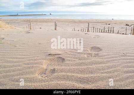 Fußspuren im Sand mit Blick auf das Meer am South Shields Beach, einer Küstenstadt in der Nähe von Newcastle upon Tyne. Stockfoto