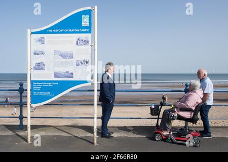 Labour Party Führer Sir Keir Starmer trifft lokale Leute in Seaton Carew in Grafschaft Durham während eines Tages des Werbens für die Hartlepool Nachwahl mit dem Anwärter der Partei, Dr. Paul Williams. Bilddatum: Dienstag, 30. März 2021. Stockfoto