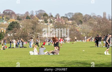 Northampton, Großbritannien, 30th. März 2021. Eine warme 23 Grad an diesem Nachmittag bringt die Massen von Youngster in Abingto Park mit der Menge der Menschen erwartet, dass an diesem Abend steigen Kredit: Keith J Smith./Alamy Live News Stockfoto