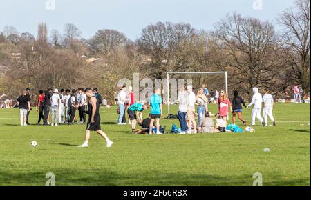 Northampton, Großbritannien, 30th. März 2021. Eine warme 23 Grad an diesem Nachmittag bringt die Massen von Youngster in Abingto Park mit der Menge der Menschen erwartet, dass an diesem Abend steigen Kredit: Keith J Smith./Alamy Live News Stockfoto