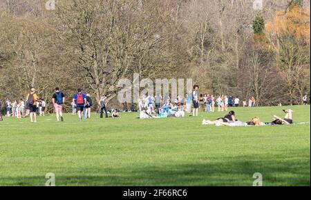 Northampton, Großbritannien, 30th. März 2021. Eine warme 23 Grad an diesem Nachmittag bringt die Massen von Youngster in Abingto Park mit der Menge der Menschen erwartet, dass an diesem Abend steigen Kredit: Keith J Smith./Alamy Live News Stockfoto