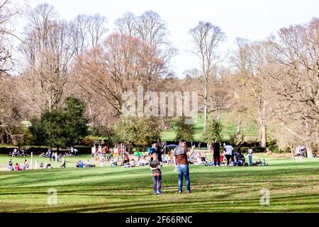 Northampton, Großbritannien, 30th. März 2021. Eine warme 23 Grad an diesem Nachmittag bringt die Massen von Youngster in Abingto Park mit der Menge der Menschen erwartet, dass an diesem Abend steigen Kredit: Keith J Smith./Alamy Live News Stockfoto