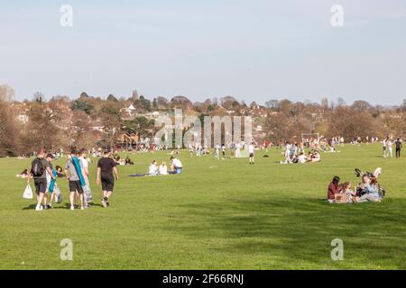 Northampton, Großbritannien, 30th. März 2021. Eine warme 23 Grad an diesem Nachmittag bringt die Massen von Youngster in Abingto Park mit der Menge der Menschen erwartet, dass an diesem Abend steigen Kredit: Keith J Smith./Alamy Live News Stockfoto