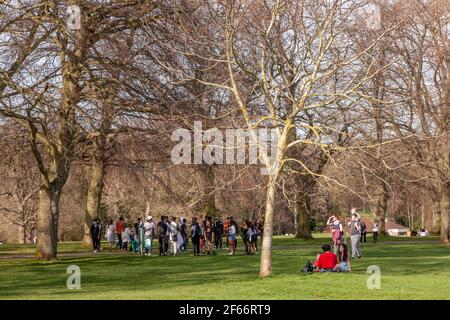 Northampton, Großbritannien, 30th. März 2021. Eine warme 23 Grad an diesem Nachmittag bringt die Massen von Youngster in Abingto Park mit der Menge der Menschen erwartet, dass an diesem Abend steigen Kredit: Keith J Smith./Alamy Live News Stockfoto