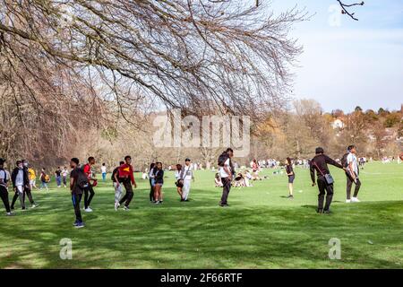 Northampton, Großbritannien, 30th. März 2021. Eine warme 23 Grad an diesem Nachmittag bringt die Massen von Youngster in Abingto Park mit der Menge der Menschen erwartet, dass an diesem Abend steigen Kredit: Keith J Smith./Alamy Live News Stockfoto