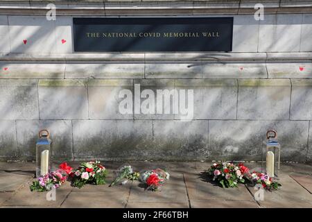 London, Großbritannien. März 2021, 30th. Hearts of the National Covid Memorial gezeichnet von den Hinterbliebenen Freunden und Familie von Covid-19 auf dem Ufer der Themse gegenüber dem Houses of Parliament. Das erste von rund 150.000 Herzen, das auf mehrere hundert Meter der Mauer vor dem St. Thomas' Hospital in London gezogen wird, wo Boris Johnson im vergangenen Jahr bei Covid aufgenommen wurde. Kredit: Paul Brown/Alamy Live Nachrichten Stockfoto