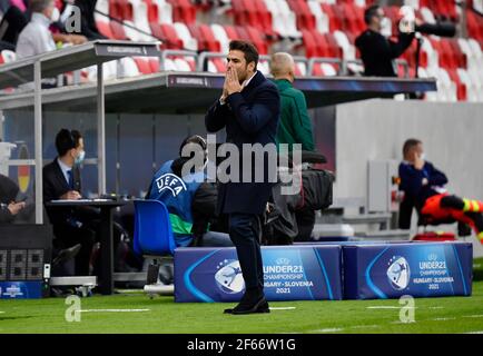 Budapest, Ungarn. März 2021, 30th. Fußball, U-21 Männer: Europameisterschaft, Deutschland - Rumänien, Vorrunde, Gruppe A, Matchday 3, Bozsik Arena. Rumäniens Trainer Adrian Mutu reagiert. Kredit: Marton Monus/dpa/Alamy Live Nachrichten Stockfoto