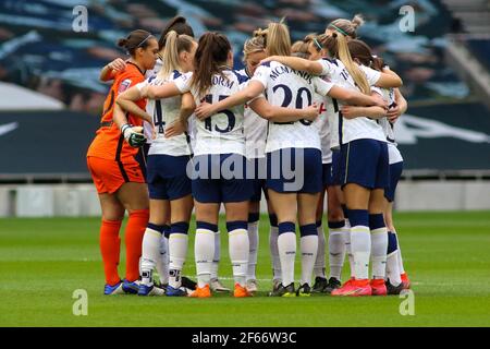 Tottenham Squad in einem Huddle vor dem Barclays FA Womens Super League Spiel zwischen Tottenham und Arsenal im Tottenham Hotspur Stadium in Tottenham, England Stockfoto