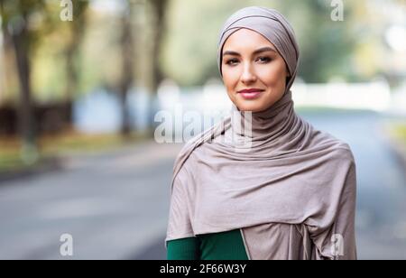 Portrait Einer Glücklichen Muslimischen Frau, Die Im Traditionellen Hijab Im Freien Steht Stockfoto