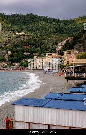 Die Küste mit einem unberührten Kiesstrand mit schönem klaren blauen Wasser - Monterosso al Mare, Cinque Terre, Italien Stockfoto