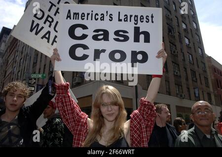 New York City, USA. 02nd Mai 2009. Befürworter der Legalisierung von Marihuana märz in New York am Samstag, 2. Mai 2009. Zu den jährlichen Protesten gehörten Jugendliche und Hippies aus alter Zeit. Einige der Gruppen, die an der Parade teilnahmen, forderten die Verwendung von Marihuana und Ibogain für die medizinische Behandlung, andere wollen, dass es für den Freizeitkonsum legalisiert wird. (Foto von Frances M. Roberts) Quelle: SIPA USA/Alamy Live News Stockfoto