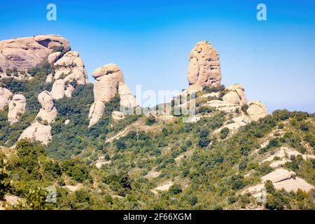 Blick vom Aussichtspunkt der Sierra Paparres auf verschiedene Gipfel, die den Naturpark des Montserrat-Massivs bilden, Katalonien, Spanien Stockfoto