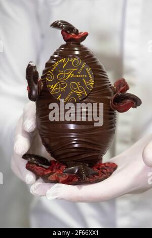 Paris, Frankreich. März 2021, 30th. Das Foto vom 30. März 2021 zeigt ein Schokoladenei für Ostern, das von einem Koch aus La flibuste, einem Michelin-Stern-Restaurant 2020/2021 in Villeneuve Loubet, Frankreich, zubereitet wurde. Quelle: Xinhua/Alamy Live News Stockfoto