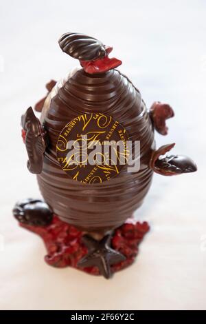 Paris, Frankreich. März 2021, 30th. Das Foto vom 30. März 2021 zeigt ein Schokoladenei für Ostern, das von einem Koch aus La flibuste, einem Michelin-Stern-Restaurant 2020/2021 in Villeneuve Loubet, Frankreich, zubereitet wurde. Quelle: Xinhua/Alamy Live News Stockfoto