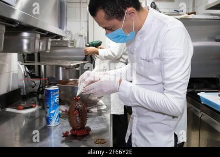 Paris, Frankreich. März 2021, 30th. Ein Küchenchef aus La flibuste, einem Michelin-Stern-Restaurant 2020/2021, stellt Schokoladeneier für Ostern in Villeneuve Loubet, Frankreich, her, 30. März 2021. Quelle: Xinhua/Alamy Live News Stockfoto