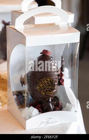 Paris, Frankreich. März 2021, 30th. Das Foto vom 30. März 2021 zeigt ein Schokoladenei für Ostern, das von einem Koch aus La flibuste, einem Michelin-Stern-Restaurant 2020/2021 in Villeneuve Loubet, Frankreich, zubereitet wurde. Quelle: Xinhua/Alamy Live News Stockfoto