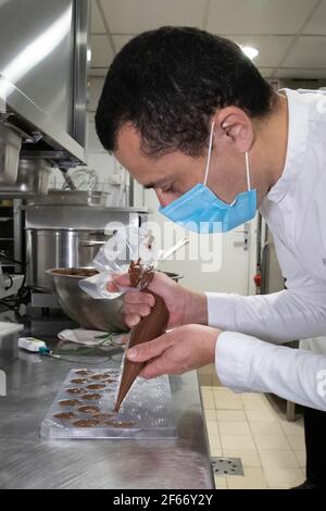 Paris, Frankreich. März 2021, 30th. Ein Küchenchef aus La flibuste, einem Michelin-Stern-Restaurant 2020/2021, stellt Schokoladeneier für Ostern in Villeneuve Loubet, Frankreich, her, 30. März 2021. Quelle: Xinhua/Alamy Live News Stockfoto