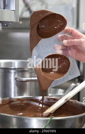 Paris, Frankreich. März 2021, 30th. Ein Küchenchef aus La flibuste, einem Michelin-Stern-Restaurant 2020/2021, stellt Schokoladeneier für Ostern in Villeneuve Loubet, Frankreich, her, 30. März 2021. Quelle: Xinhua/Alamy Live News Stockfoto