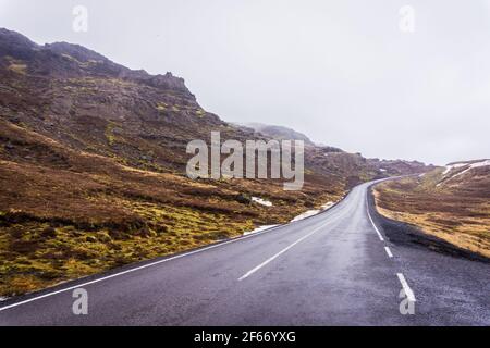 Dunkle leere Island Asphaltstraße in der Nähe von Krysuvik, Reykjanes Halbinsel Stockfoto