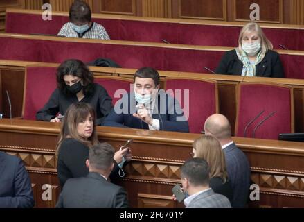 KIEW, UKRAINE - 30. MÄRZ 2021 - Regierungsbeamte nehmen an einer außerordentlichen Sitzung des ukrainischen parlaments, Kiew, der Hauptstadt der Ukraine, Teil. Stockfoto