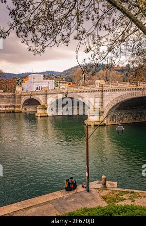 Italien Piemont Turin Valentino Park - 2 junge Menschen auf Die Ufer des Po in der Nähe von Ponte Umberto I Stockfoto