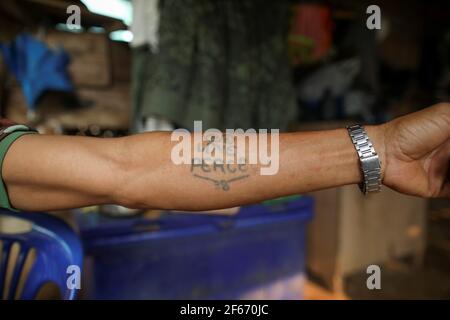 Izzie, 49, ehemaliger Soldat der Karenni-Armee (KNPP) zeigt seine Tätowierung im Dorf Kayan, wo Menschen, die während des Krieges zwischen der Armee Myanmars und ethnischen Armeegruppen 1990s aus Myanmar geflohen sind, am 25. März 2021 in Mae Hong Son, Thailand leben. Bild aufgenommen am 25. März 2021. REUTERS/Soe Zeya tun