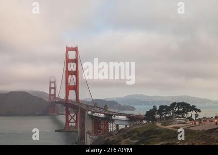 Die Golden Gate Bridge an einem bewölkten Morgen, San Francisco, Kalifornien, USA. Stockfoto