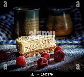 Käsekuchen mit Beeren in einer dezentralen Einstellung Food Styling Stockfoto