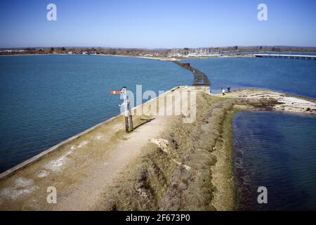 Die Old Hayling Island Railway Bridge und Bahnsignalantenne Von den Resten dieser Holzbrücke, die geschlossen wurde In 1963 und war eine Zweiglinie von Stockfoto