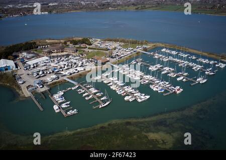 Northney Marina mit festgetäuten Yachten und Booten auf den Pontons am Ufer der Hayling Insel im schönen Langstone Hafen., Luftaufnahme. Stockfoto