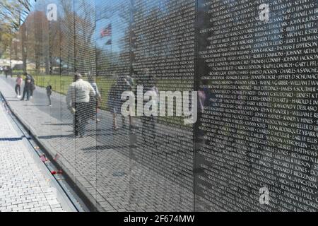 Washington, District of Columbia, USA. März 2021, 30th. Veteranen Familienangehörige zahlen Ehre, die im Krieg starb einen Tag nach US-Präsident Joe Biden und First Lady Dr. Jill Biden Besuch Vietnam Memorial Wall, heute am 30. März 2021 in National Mall in Washington DC, USA. Quelle: Lenin Nolly/ZUMA Wire/Alamy Live News Stockfoto