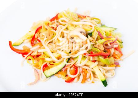 Leckere Nudeln mit Gemüse und knusprigem Knoblauch. Makro. Foto kann als ganzer Hintergrund verwendet werden. Stockfoto
