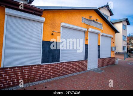 Koserow, Deutschland. März 2021, 22nd. Eine geschlossene Snackbar an der Hauptstraße in Koserow auf der Ostseeinsel Usedom. Quelle: Jens Büttner/dpa-Zentralbild/ZB/dpa/Alamy Live News Stockfoto