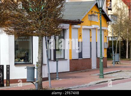 Koserow, Deutschland. März 2021, 22nd. Eine geschlossene Snackbar an der Hauptstraße in Koserow auf der Ostseeinsel Usedom. Quelle: Jens Büttner/dpa-Zentralbild/ZB/dpa/Alamy Live News Stockfoto