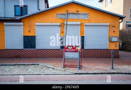 Koserow, Deutschland. März 2021, 22nd. Eine geschlossene Snackbar an der Hauptstraße in Koserow auf der Ostseeinsel Usedom. Quelle: Jens Büttner/dpa-Zentralbild/ZB/dpa/Alamy Live News Stockfoto