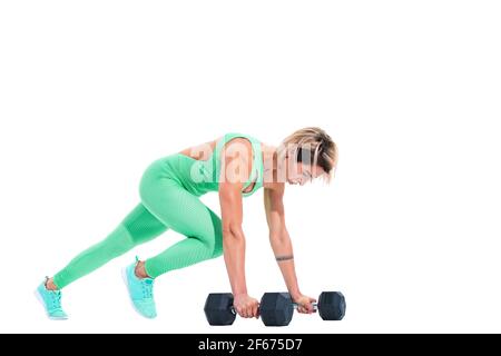 Frau tut Plank Übung auf Hanteln isoliert auf weißem Hintergrund Stockfoto