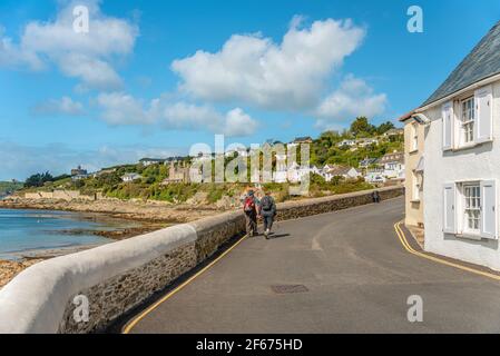 Malerische Küstenstraße am Fischerdorf St.Mawes, Cornwall, England, Großbritannien Stockfoto