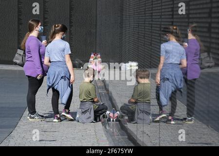 Washington, District of Columbia, USA. März 2021, 30th. Veteranen Familienangehörige zahlen Ehre, die im Krieg starb einen Tag nach US-Präsident Joe Biden und First Lady Dr. Jill Biden Besuch Vietnam Memorial Wall, heute am 30. März 2021 in National Mall in Washington DC, USA. Quelle: Lenin Nolly/ZUMA Wire/Alamy Live News Stockfoto