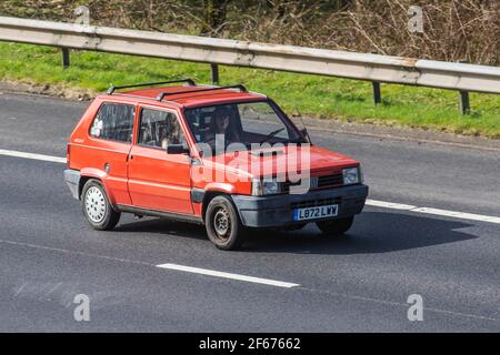 1993 90s rote Fiat Panda 1000 CLX ie 999cc Fließheck; Fahrzeugverkehr, fahrende Fahrzeuge, Oldtimer, Fahrzeuge auf britischen Straßen, Motoren, Fahren auf dem englischen Autobahnnetz M6 Stockfoto