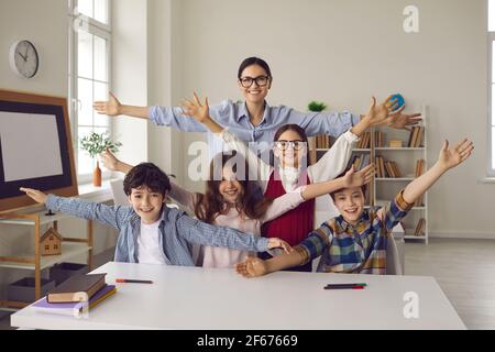 Glücklich fröhlich Schüler Kinder und Lehrer positive Porträt im Klassenzimmer Stockfoto