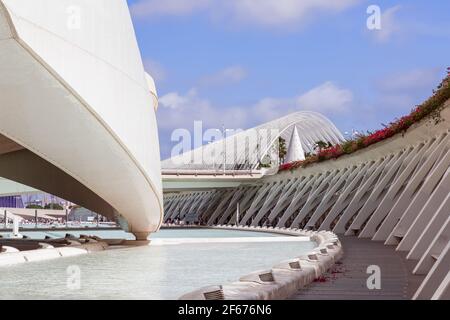 Valencia - Spanien. 24. Juni 2019: Pools und Promenade Decks innerhalb der Stadt der Künste und Wissenschaften von Santiago Calatrava Stockfoto