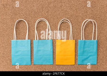Solide Papier Handwerk Pakete in hellen Farben Stockfoto