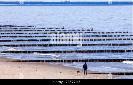 Koserow, Deutschland. März 2021, 22nd. Der Strand an der Steilküste der Ostseeinsel Usedom ist fast menschenleer. Quelle: Jens Büttner/dpa-Zentralbild/ZB/dpa/Alamy Live News Stockfoto